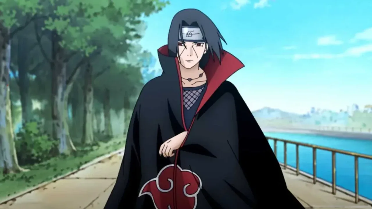 Itachi Uchiha usando manto preto da Akatsuki e bandana ninja, caminhando por uma estrada ao ar livre com árvores à esquerda e água/ponte à direita, com expressão séria e distante, sugerindo solidão e peso emocional.