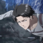Levi Ackerman, de Attack on Titan, com expressão séria e concentrada, segurando uma lâmina e usando o equipamento de manobra tridimensional, em uma cena de batalha com fumaça ao fundo.