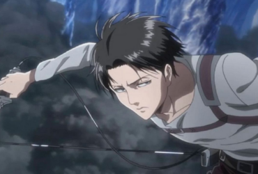 Levi Ackerman, de Attack on Titan, com expressão séria e concentrada, segurando uma lâmina e usando o equipamento de manobra tridimensional, em uma cena de batalha com fumaça ao fundo.