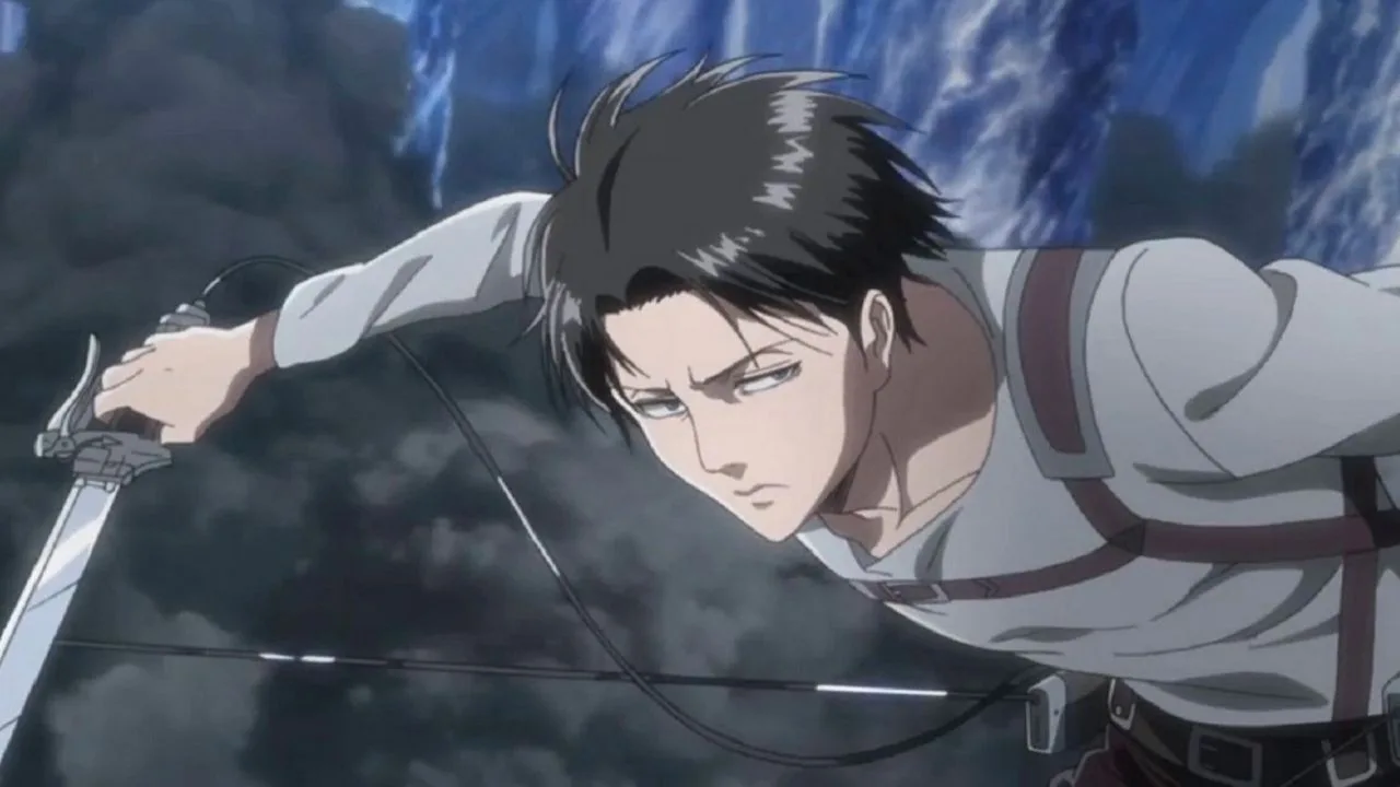 Levi Ackerman, de Attack on Titan, com expressão séria e concentrada, segurando uma lâmina e usando o equipamento de manobra tridimensional, em uma cena de batalha com fumaça ao fundo.