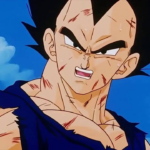 Vegeta em primeiro plano, com o uniforme rasgado e arranhões pelo corpo, expressão tensa e determinada, olhando de lado sob um céu azul com nuvens, sugerindo exaustão e inquietação mesmo depois da luta.