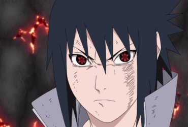 Close no rosto de Sasuke Uchiha com o Sharingan ativo e expressão séria, com marcas no rosto e um fundo escuro com pontos de luz avermelhados, sugerindo tensão e conflito interno.