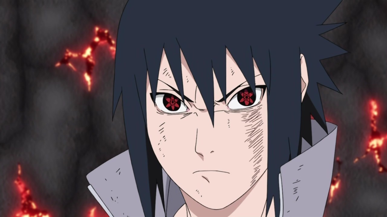 Close no rosto de Sasuke Uchiha com o Sharingan ativo e expressão séria, com marcas no rosto e um fundo escuro com pontos de luz avermelhados, sugerindo tensão e conflito interno.