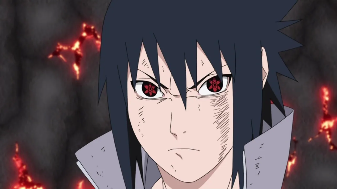Close no rosto de Sasuke Uchiha com o Sharingan ativo e expressão séria, com marcas no rosto e um fundo escuro com pontos de luz avermelhados, sugerindo tensão e conflito interno.