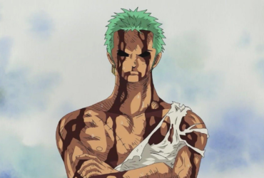 Roronoa Zoro, com cabelo verde e marcas de ferimentos no corpo, aparece sério e de braços cruzados contra um fundo claro, transmitindo resistência e contenção emocional em One Piece.
