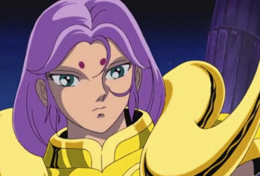 Mu de Áries, Cavaleiro de Ouro de Saint Seiya, em close com cabelo roxo e armadura dourada, olhando de lado com expressão séria e calma.