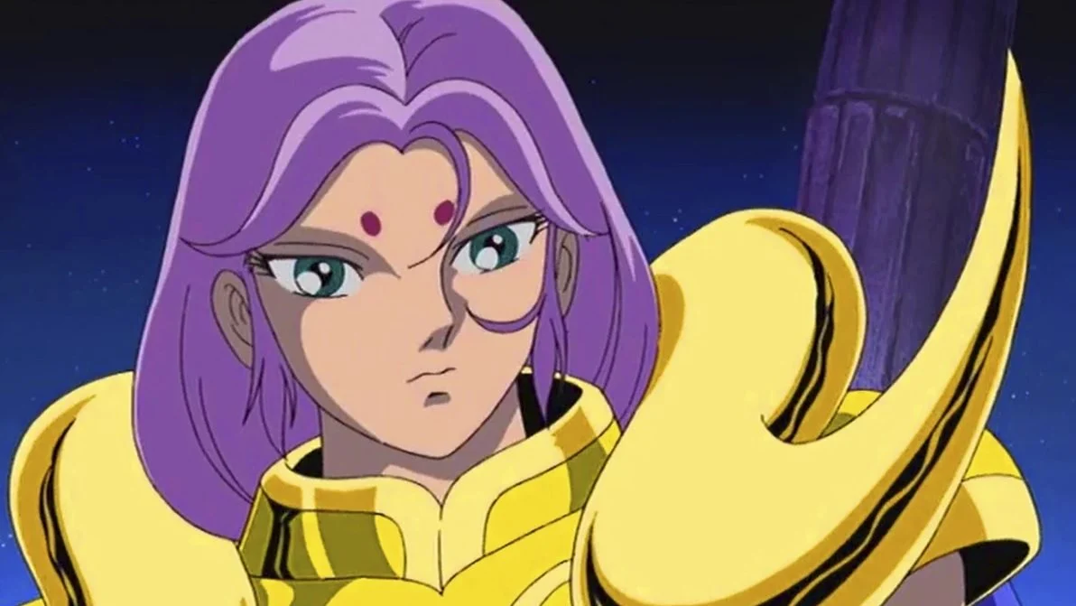 Mu de Áries, Cavaleiro de Ouro de Saint Seiya, em close com cabelo roxo e armadura dourada, olhando de lado com expressão séria e calma.