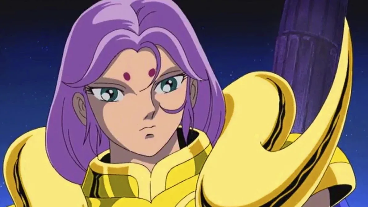 Mu de Áries, Cavaleiro de Ouro de Saint Seiya, em close com cabelo roxo e armadura dourada, olhando de lado com expressão séria e calma.