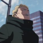 Kinji Hakari, personagem de Jujutsu Kaisen, visto de baixo em um cenário urbano, com casaco escuro e expressão confiante enquanto olha para cima, sugerindo ousadia e sorte em uma luta.