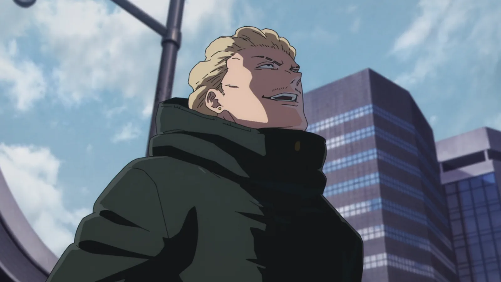 Kinji Hakari, personagem de Jujutsu Kaisen, visto de baixo em um cenário urbano, com casaco escuro e expressão confiante enquanto olha para cima, sugerindo ousadia e sorte em uma luta.