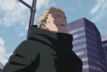 Kinji Hakari, personagem de Jujutsu Kaisen, visto de baixo em um cenário urbano, com casaco escuro e expressão confiante enquanto olha para cima, sugerindo ousadia e sorte em uma luta.