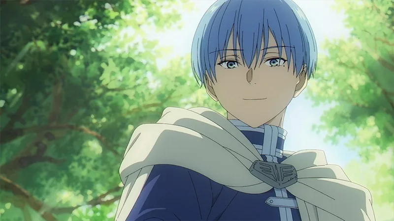 Himmel, herói de cabelo azul, sorrindo com expressão serena em uma floresta iluminada pelo sol, usando capa clara e roupa azul, em cena de Frieren: Beyond Journey’s End.