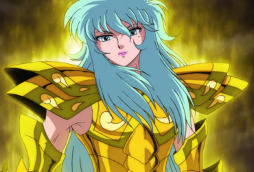 Afrodite de Peixes, de Saint Seiya, com cabelo longo azul-claro e armadura dourada, olhando com expressão serena enquanto um brilho dourado intenso envolve o fundo.