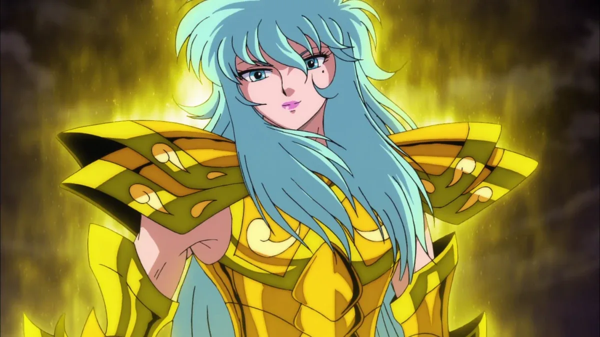 Afrodite de Peixes, de Saint Seiya, com cabelo longo azul-claro e armadura dourada, olhando com expressão serena enquanto um brilho dourado intenso envolve o fundo.