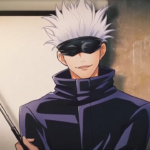 Gojo Satoru, de cabelo branco e usando uma venda preta nos olhos, sorri levemente enquanto segura uma haste apontadora; ele veste um casaco escuro de gola alta e está diante de um fundo claro com uma parede desgastada ao lado.