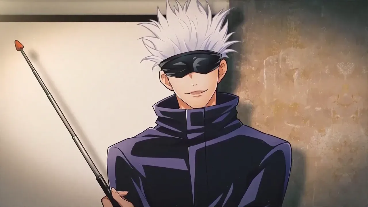 Gojo Satoru, de cabelo branco e usando uma venda preta nos olhos, sorri levemente enquanto segura uma haste apontadora; ele veste um casaco escuro de gola alta e está diante de um fundo claro com uma parede desgastada ao lado.