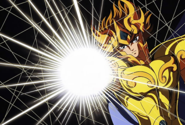 Aiolia de Leão, com armadura dourada de Cavaleiro de Ouro, aparece em close enquanto dispara um golpe de energia muito brilhante, com várias linhas luminosas ao redor, em um fundo escuro.
