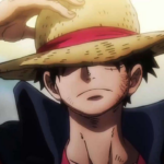 Close em um personagem de anime usando um chapéu de palha com faixa vermelha, ajustando a aba com a mão. A luz dourada ao fundo cria um clima de determinação e silêncio antes da ação.