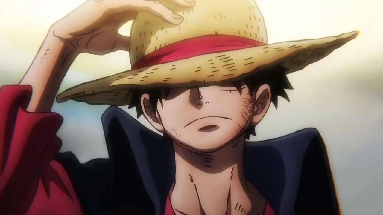 Close em um personagem de anime usando um chapéu de palha com faixa vermelha, ajustando a aba com a mão. A luz dourada ao fundo cria um clima de determinação e silêncio antes da ação.