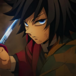 Close-up de um personagem masculino de anime com cabelo preto e olhar sério, segurando uma espada parcialmente desembainhada; a cena transmite frieza, foco e proteção silenciosa.