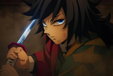 Close-up de um personagem masculino de anime com cabelo preto e olhar sério, segurando uma espada parcialmente desembainhada; a cena transmite frieza, foco e proteção silenciosa.