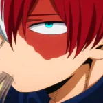 Shoto Todoroki, personagem de My Hero Academia, com expressão séria enquanto come soba servido frio, sugerindo um momento íntimo e silencioso em contraste com as cenas de ação.