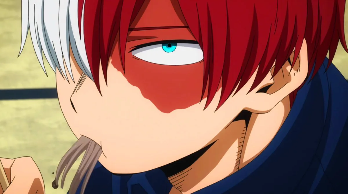 Shoto Todoroki, personagem de My Hero Academia, com expressão séria enquanto come soba servido frio, sugerindo um momento íntimo e silencioso em contraste com as cenas de ação.