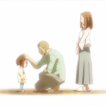 Cena em estilo anime, com um homem ajoelhado fazendo carinho na cabeça de uma criança pequena, enquanto uma mulher observa ao lado. A imagem tem fundo branco e clima suave, sugerindo cuidado, família e uma infância marcada por responsabilidade e esforço.