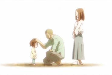 Cena em estilo anime, com um homem ajoelhado fazendo carinho na cabeça de uma criança pequena, enquanto uma mulher observa ao lado. A imagem tem fundo branco e clima suave, sugerindo cuidado, família e uma infância marcada por responsabilidade e esforço.