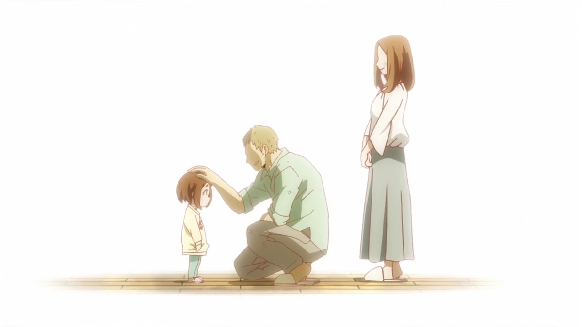 Cena em estilo anime, com um homem ajoelhado fazendo carinho na cabeça de uma criança pequena, enquanto uma mulher observa ao lado. A imagem tem fundo branco e clima suave, sugerindo cuidado, família e uma infância marcada por responsabilidade e esforço.