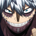 Close do rosto de Dabi (Toya Todoroki), vilão de My Hero Academia, com pele marcada por cicatrizes roxas e grampos, cabelo claro e olho azul intenso, sorrindo de forma inquietante enquanto estende a mão; fundo escuro.