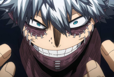 Close do rosto de Dabi (Toya Todoroki), vilão de My Hero Academia, com pele marcada por cicatrizes roxas e grampos, cabelo claro e olho azul intenso, sorrindo de forma inquietante enquanto estende a mão; fundo escuro.