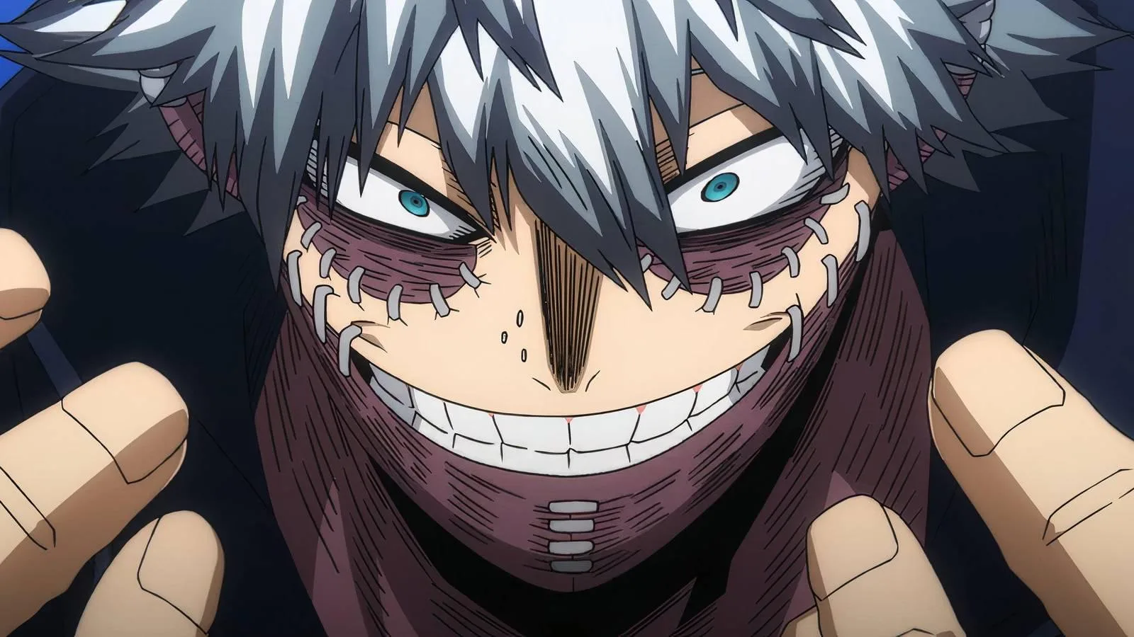 Close do rosto de Dabi (Toya Todoroki), vilão de My Hero Academia, com pele marcada por cicatrizes roxas e grampos, cabelo claro e olho azul intenso, sorrindo de forma inquietante enquanto estende a mão; fundo escuro.
