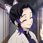 Shinobu Kocho, a Hashira do Inseto, aparece sorrindo enquanto mantém um olhar firme e contido, em uma cena de Demon Slayer.