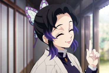 Shinobu Kocho, a Hashira do Inseto, aparece sorrindo enquanto mantém um olhar firme e contido, em uma cena de Demon Slayer.