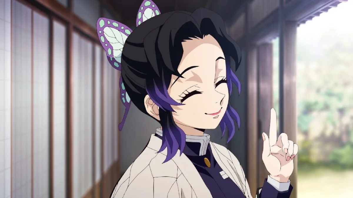 Shinobu Kocho, a Hashira do Inseto, aparece sorrindo enquanto mantém um olhar firme e contido, em uma cena de Demon Slayer.