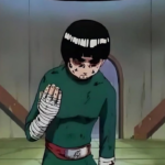 Rock Lee aparece de pé e inconsciente após a luta contra Gaara no Exame Chunin, com o corpo machucado, postura rígida e marcas da batalha, simbolizando esforço extremo, resistência e derrota.