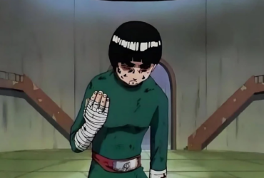 Rock Lee aparece de pé e inconsciente após a luta contra Gaara no Exame Chunin, com o corpo machucado, postura rígida e marcas da batalha, simbolizando esforço extremo, resistência e derrota.