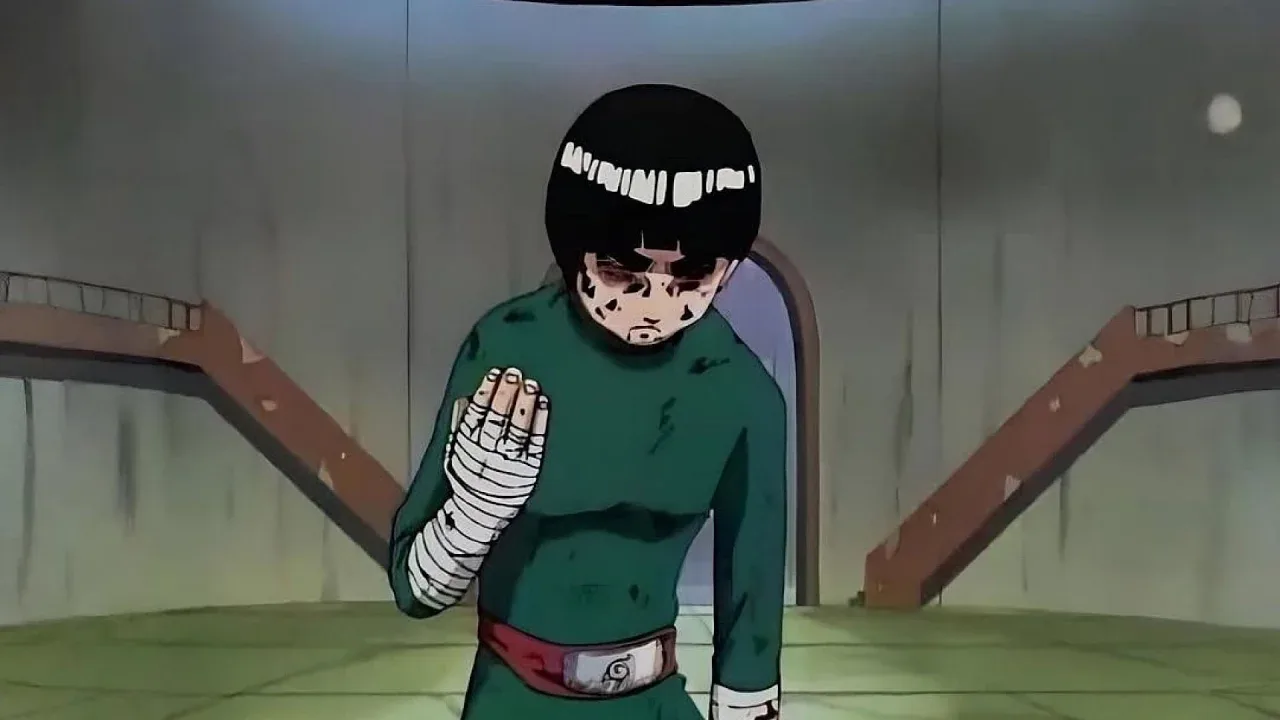 Rock Lee aparece de pé e inconsciente após a luta contra Gaara no Exame Chunin, com o corpo machucado, postura rígida e marcas da batalha, simbolizando esforço extremo, resistência e derrota.