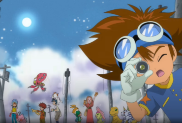Tai (Taichi) Kamiya em primeiro plano, usando óculos de proteção na cabeça e segurando um pequeno dispositivo perto do olho, como se estivesse observando. Ao fundo aparecem os outros escolhidos e vários Digimon (incluindo Agumon), em um cenário externo à noite com lua no céu.