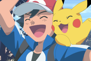 Ash Ketchum ao lado de Pikachu com expressão determinada, prontos para enfrentar mais uma batalha no universo de Pokémon.