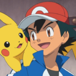 Pikachu, o mascote de Pokémon, ao lado de Ash Ketchum, com expressão determinada, representando a parceria e a amizade no universo da franquia.