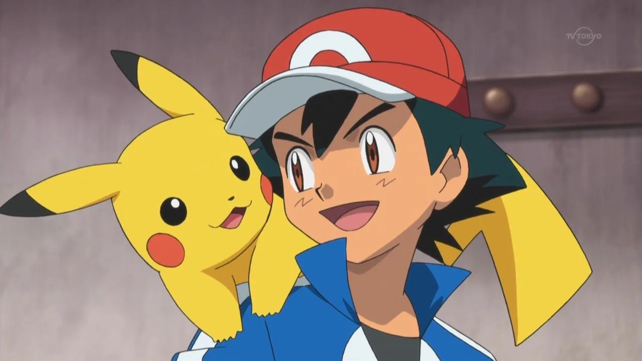 Pikachu, o mascote de Pokémon, ao lado de Ash Ketchum, com expressão determinada, representando a parceria e a amizade no universo da franquia.