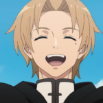 Rudeus Greyrat, personagem de Mushoku Tensei, com cabelo loiro e olhos fechados, sorrindo de forma ampla; veste roupa escura com gola clara, com céu azul ao fundo.