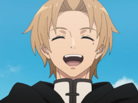 Rudeus Greyrat, personagem de Mushoku Tensei, com cabelo loiro e olhos fechados, sorrindo de forma ampla; veste roupa escura com gola clara, com céu azul ao fundo.