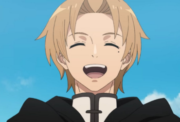 Rudeus Greyrat, personagem de Mushoku Tensei, com cabelo loiro e olhos fechados, sorrindo de forma ampla; veste roupa escura com gola clara, com céu azul ao fundo.