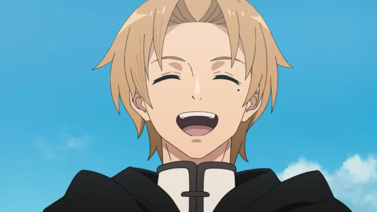 Rudeus Greyrat, personagem de Mushoku Tensei, com cabelo loiro e olhos fechados, sorrindo de forma ampla; veste roupa escura com gola clara, com céu azul ao fundo.