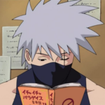 Kakashi Hatake, com máscara no rosto e faixa na testa, segura um livro enquanto observa ao fundo, transmitindo cansaço e serenidade ao mesmo tempo.