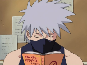 Kakashi Hatake, com máscara no rosto e faixa na testa, segura um livro enquanto observa ao fundo, transmitindo cansaço e serenidade ao mesmo tempo.