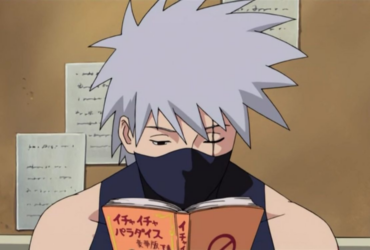 Kakashi Hatake, com máscara no rosto e faixa na testa, segura um livro enquanto observa ao fundo, transmitindo cansaço e serenidade ao mesmo tempo.